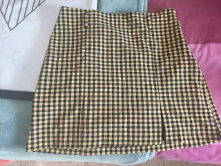 Falda a cuadros amarilla y negra