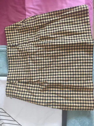 Falda a cuadros amarilla y negra