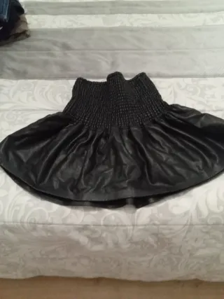 Falda negra de cuero con cintura elástica ideal
