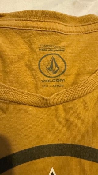 Camiseta Volcom Logo Diamante Negra y Amarilla