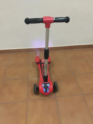 Patinete 3 ruedas luces y humo