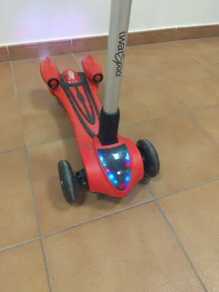 Patinete 3 ruedas luces y humo