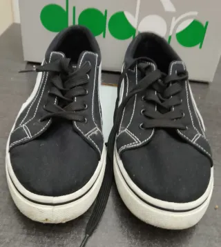 Zapatillas Diadora Negras y Blancas