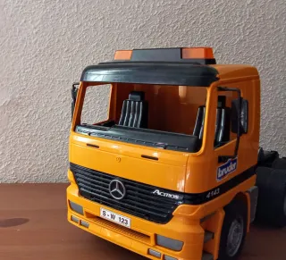 Camión Bruder Mercedes Actros, escala 1/16