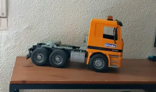 Camión Bruder Mercedes Actros, escala 1/16