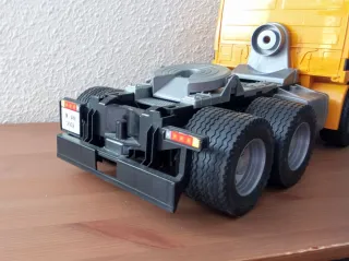 Camión Bruder Mercedes Actros, escala 1/16