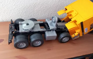 Camión Bruder Mercedes Actros, escala 1/16