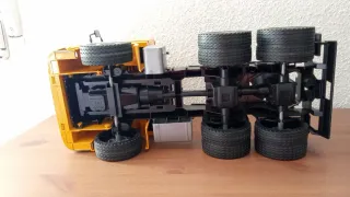 Camión Bruder Mercedes Actros, escala 1/16