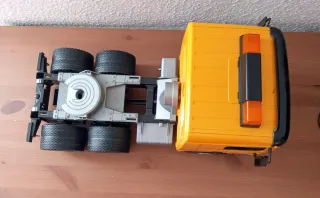 Camión Bruder Mercedes Actros, escala 1/16