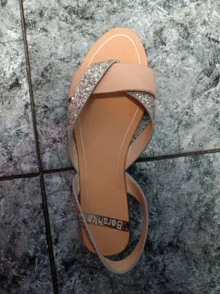 Sandalias Bershka Beige y Plateadas
