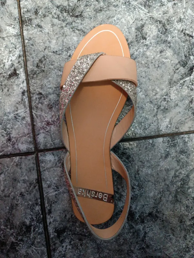 Sandalias Bershka Beige y Plateadas