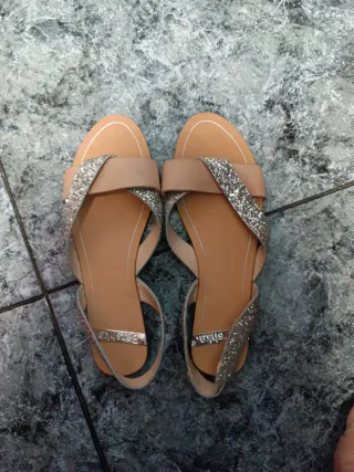 Sandalias Bershka Beige y Plateadas