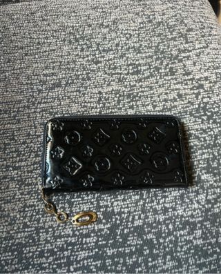 Monedero negro con detalle dorado