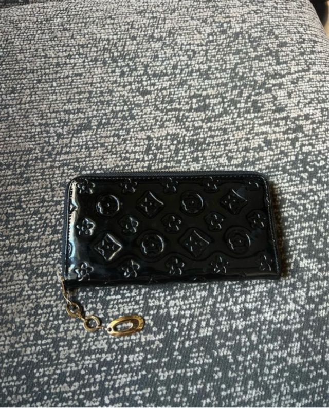 Monedero negro con detalle dorado