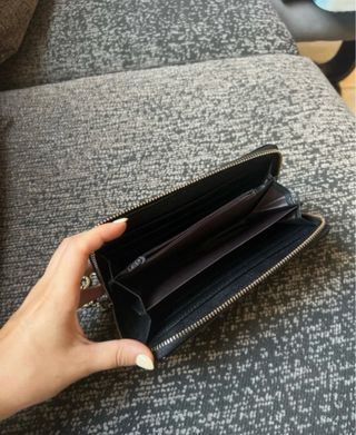 Monedero negro con detalle dorado