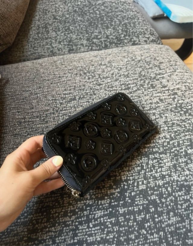 Monedero negro con detalle dorado