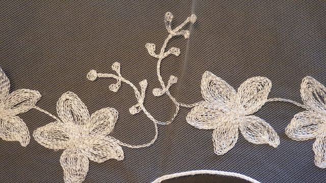 Velo de novia bordado con flores