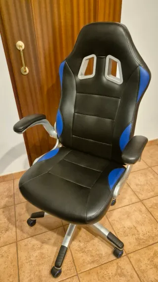 Silla Gamer Negra y Azul, no es de marca.
