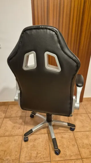 Silla Gamer Negra y Azul, no es de marca.