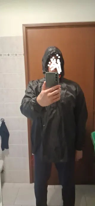 Giacca trekking Quechua impermeabile nera