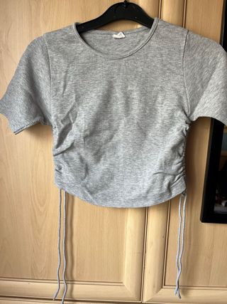 Camiseta gris con cordones