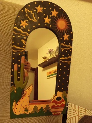 Specchio in legno decorato con sole e coyote