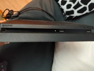 PS4 (PlayStation 4) Negra + Mando