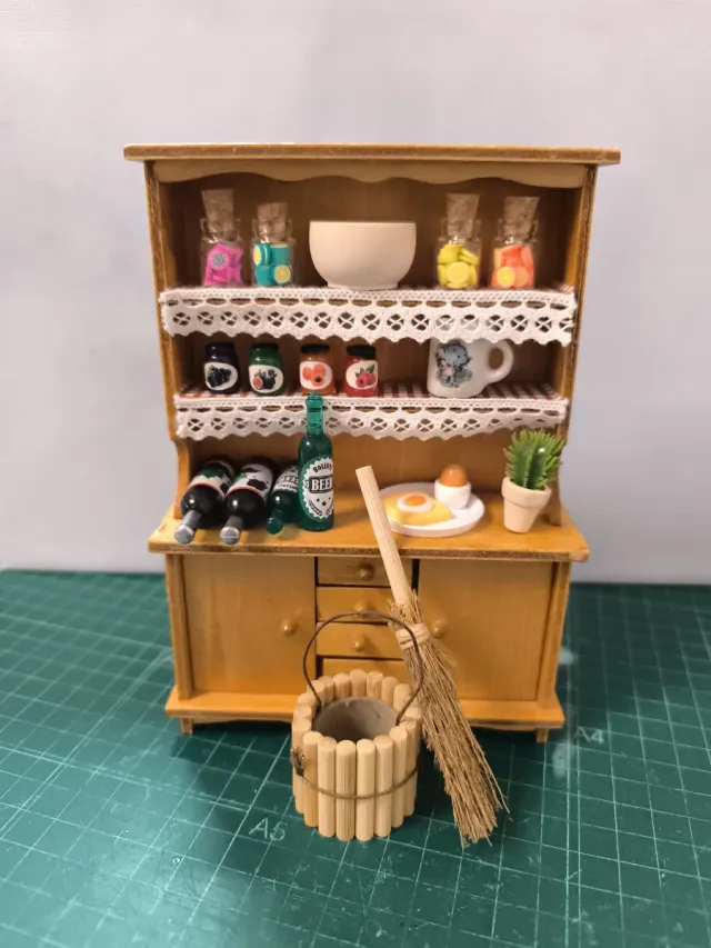 Mobile in miniatura per casa delle bambole