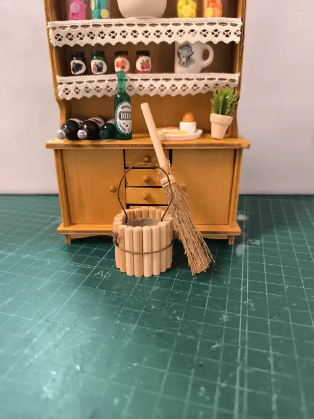 Mobile in miniatura per casa delle bambole