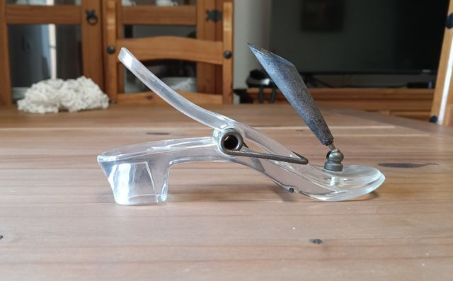 Sujetapapeles retro tacón transparente