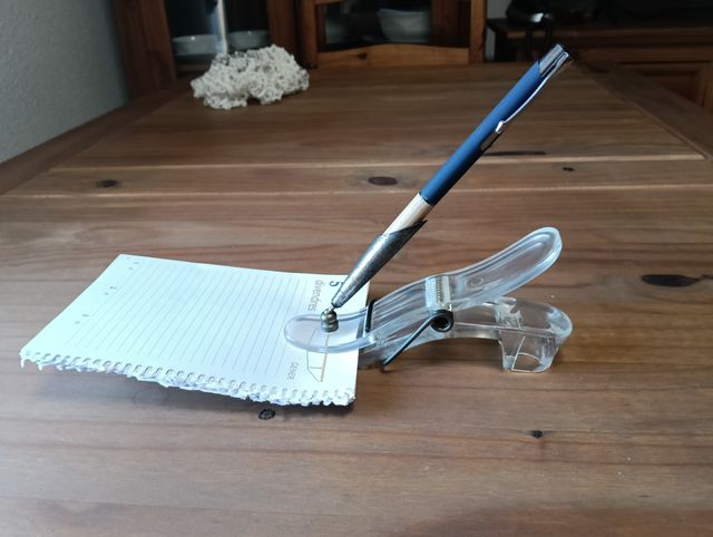 Sujetapapeles retro tacón transparente