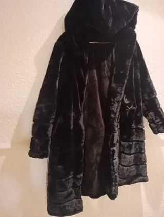 Abrigo negro mujer con capucha