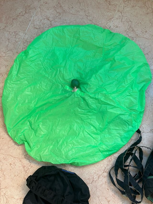 Contenedor de Paracaidismo Vector II