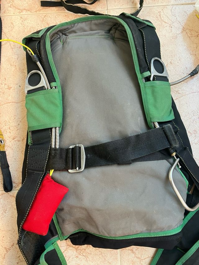 Contenedor de Paracaidismo Vector II