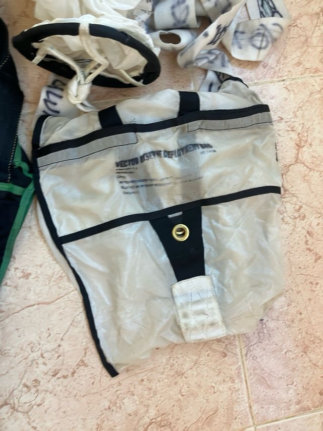 Contenedor de Paracaidismo Vector II