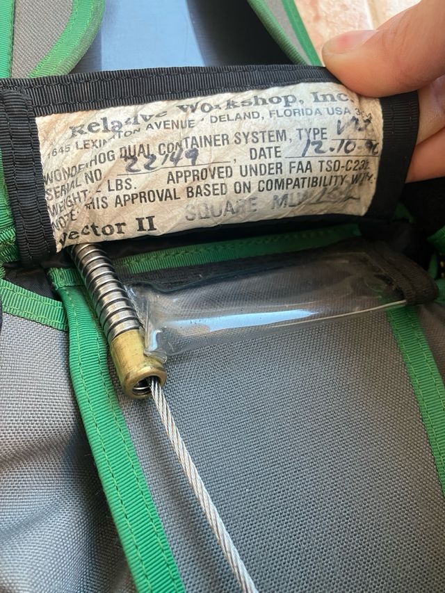 Contenedor de Paracaidismo Vector II