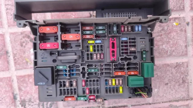 Caja Fusibles y Centralita BMW Serie 1 E81