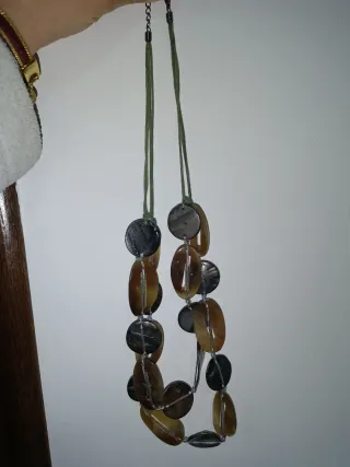 Collar resina mujer marrón y gris