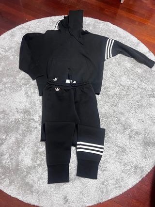 Chándal Adidas Negro, una sola puesta.