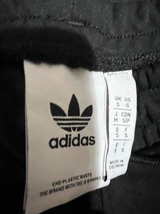 Chándal Adidas Negro, una sola puesta.