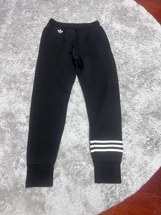 Chándal Adidas Negro, una sola puesta.