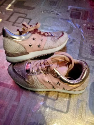 Zapatillas rosas y doradas con estrellas