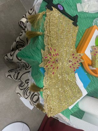 Traje de comparsa dorado con flecos