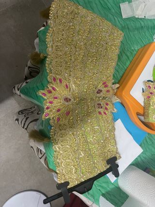 Traje de comparsa dorado con flecos