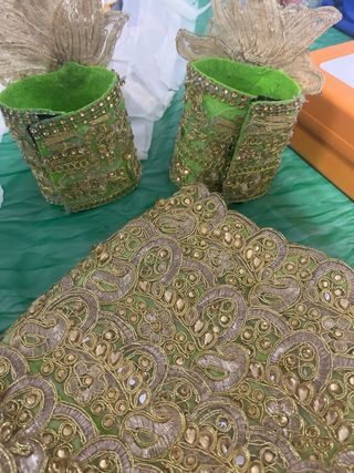 Traje de comparsa dorado con flecos