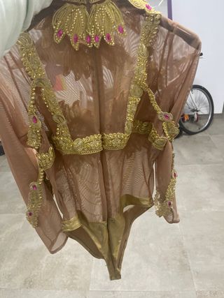 Traje de comparsa dorado con flecos