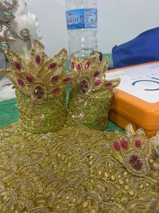 Traje de comparsa dorado con flecos