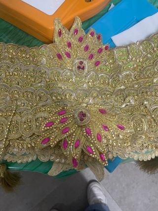 Traje de comparsa dorado con flecos