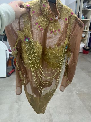 Traje de comparsa dorado con flecos