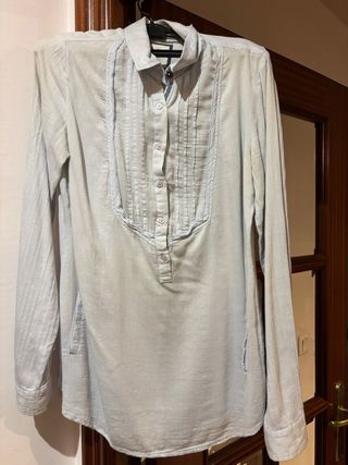 Blusa azul con botones